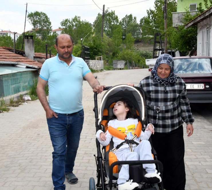 Annesi ölen, babasının bakamadığı engelli Suna'ya şefkat eli