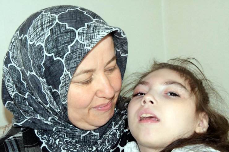 Annesi ölen, babasının bakamadığı engelli Suna'ya şefkat eli