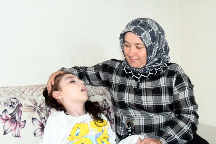 Annesi ölen, babasının bakamadığı engelli Suna'ya şefkat eli