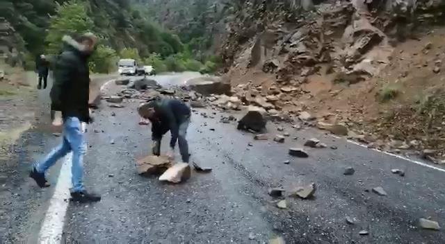 Artvin'de kayaların düştüğü yol, ulaşıma kapandı