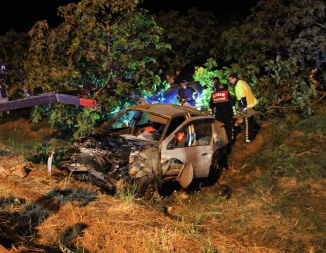 Aşırı hızlı araç yoldan çıkıp etrafı savaş alanına çevirdi