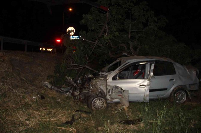 Aşırı hızlı araç yoldan çıkıp etrafı savaş alanına çevirdi