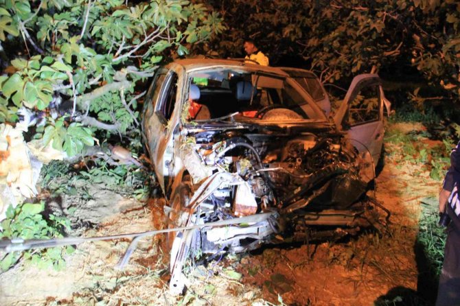 Aşırı hızlı araç yoldan çıkıp etrafı savaş alanına çevirdi