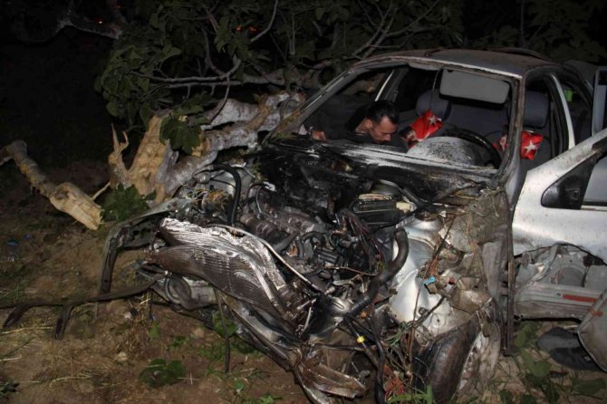 Aşırı hızlı araç yoldan çıkıp etrafı savaş alanına çevirdi