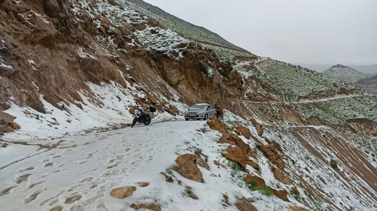 Bitki topladıkları arazide dolu nedeniyle mahsur kaldılar 