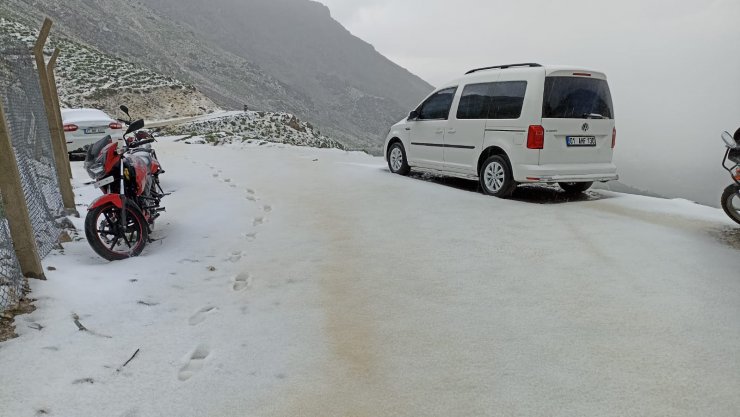 Bitki topladıkları arazide dolu nedeniyle mahsur kaldılar 