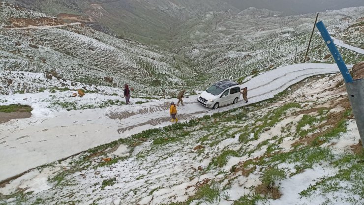 Bitki topladıkları arazide dolu nedeniyle mahsur kaldılar 