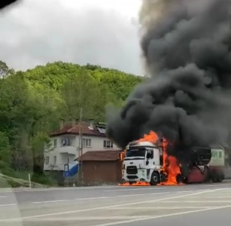 Cam yüklü TIR, alev alev yandı