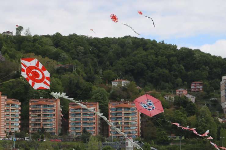 Çocuk hakları için gökyüzü uçurtmalarla renklendi 