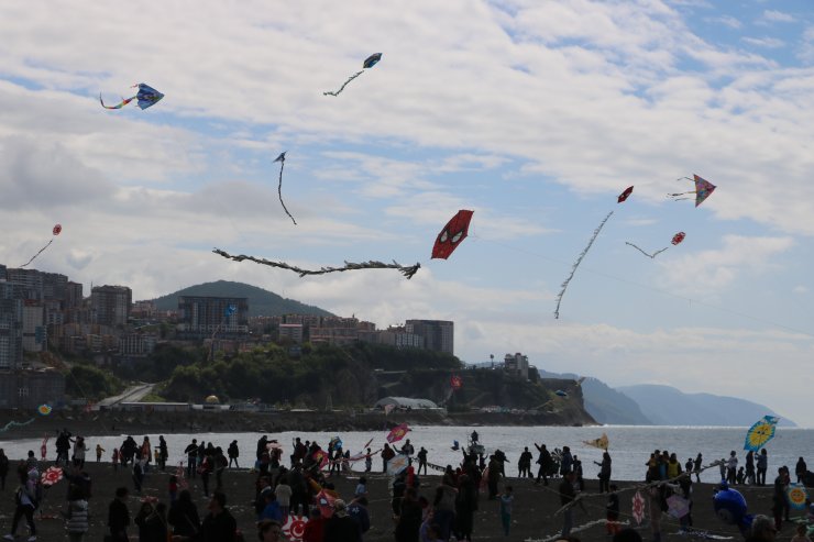 Çocuk hakları için gökyüzü uçurtmalarla renklendi 