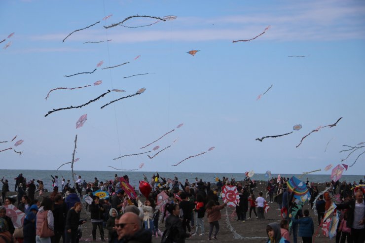 Çocuk hakları için gökyüzü uçurtmalarla renklendi 