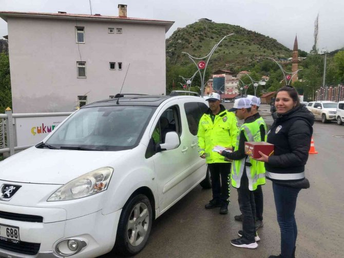 Çukurca da çocuklar trafik polisi oldu