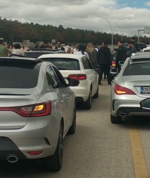Düğün konvoyundakiler yolu kapatıp, havaya ateş açtı: 1 gözaltı