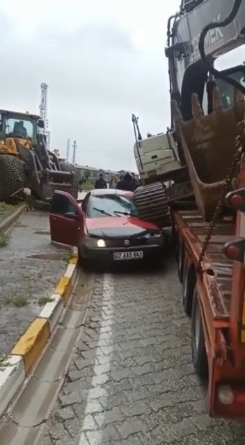 Elazığ’da tırın üstündeki iş makinesi aracın üstüne düştü