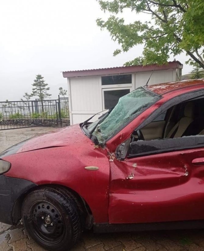 Elazığ’da tırın üstündeki iş makinesi aracın üstüne düştü