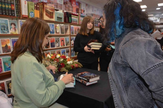 Genç yazara imza buluşmasında yoğun ilgi