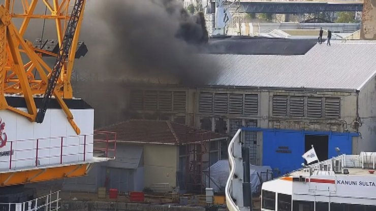 Haliç Tersanesinin çatısında yangın