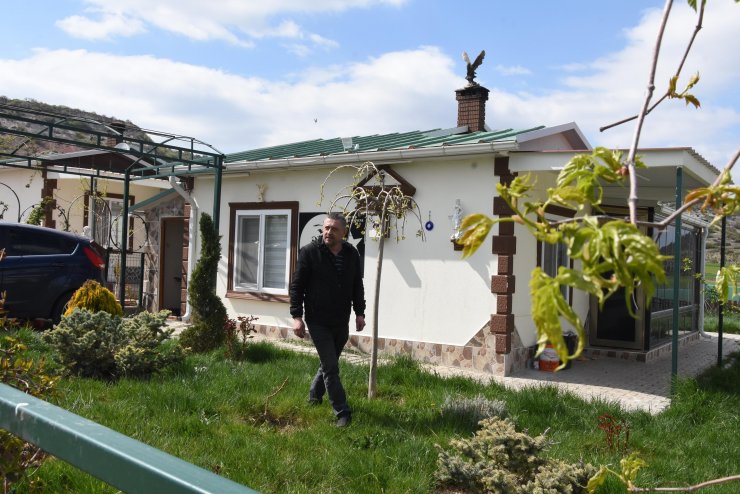 Kaçak yapılarına yıkım kararı çıkınca ellerinde dövizlerle eylem yaptılar