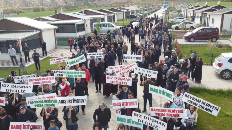 Kaçak yapılarına yıkım kararı çıkınca ellerinde dövizlerle eylem yaptılar