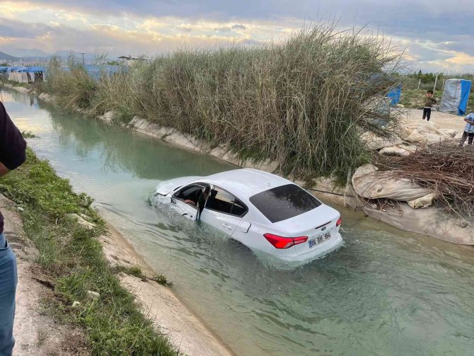Kanala uçan otomobildeki 2 kişi yaralandı