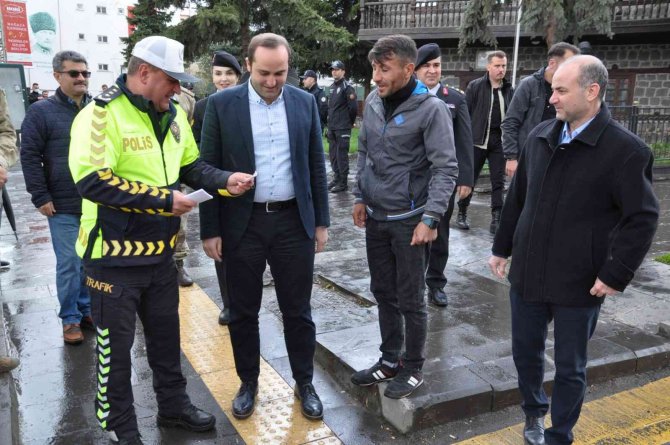 Kars’ta ’Yayalar için 5 adımda güvenli trafik’ projesi tanıtıldı