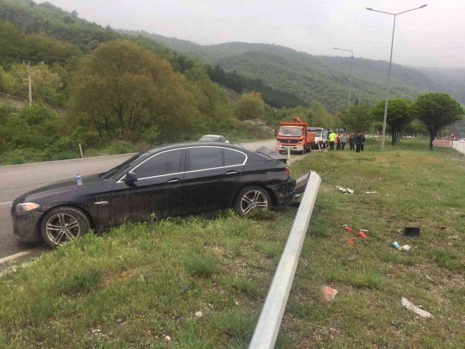 Kontrolden çıkan otomobil aydınlatma direği çarptı