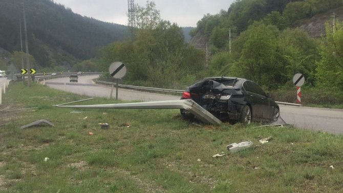 Kontrolden çıkan otomobil aydınlatma direği çarptı