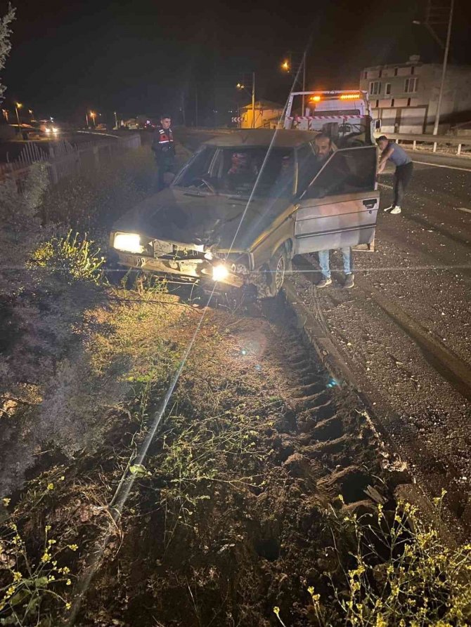 Kontrolden çıkan otomobil refüje çarptı