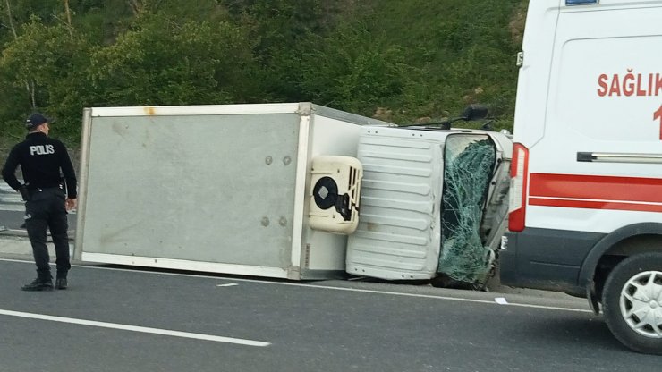 Kontrolden çıkıp devrilen kamyonetin altında kalan sürücü öldü