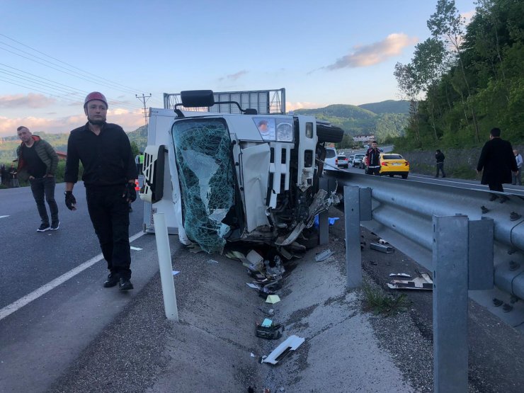 Kontrolden çıkıp devrilen kamyonetin altında kalan sürücü öldü