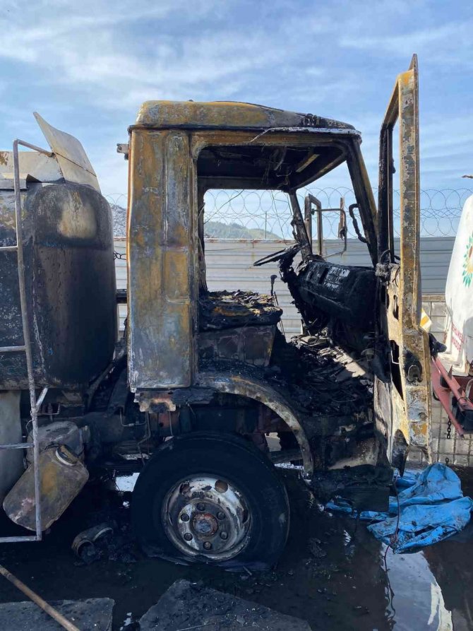Maden ocağında yanan tanker korkuttu