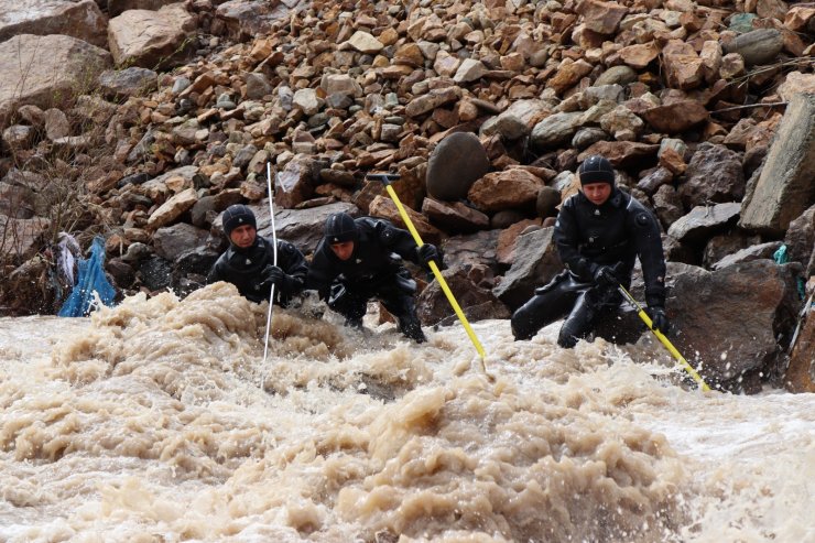 Oltu Çayı'nda kaybolan baba için Ankara'dan özel ekip