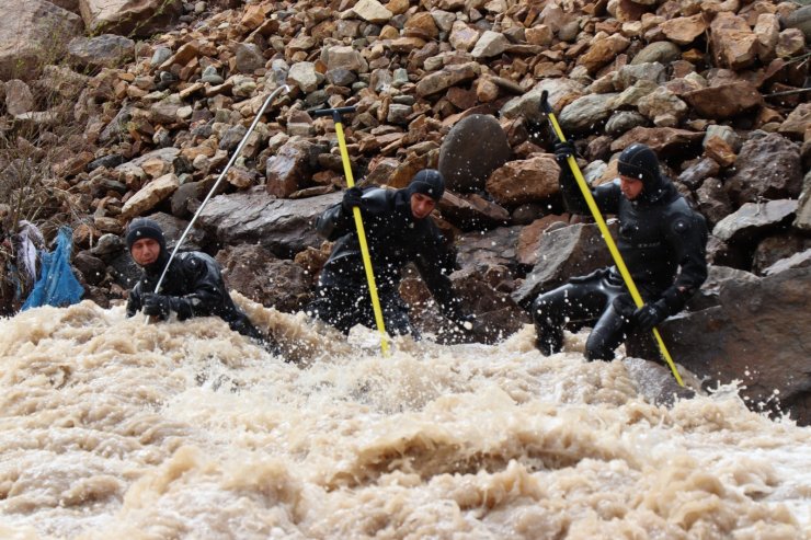 Oltu Çayı'nda kaybolan baba için Ankara'dan özel ekip