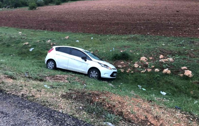 Otomobil şarampole devrildi: 4 yaralı