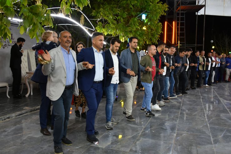 Ozan ile ABD’li Daisy'nin aşkı, 6 ülkeden arkadaşlarının halay çektiği düğünle taçlandı