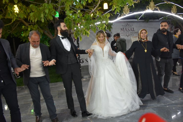 Ozan ile ABD’li Daisy'nin aşkı, 6 ülkeden arkadaşlarının halay çektiği düğünle taçlandı