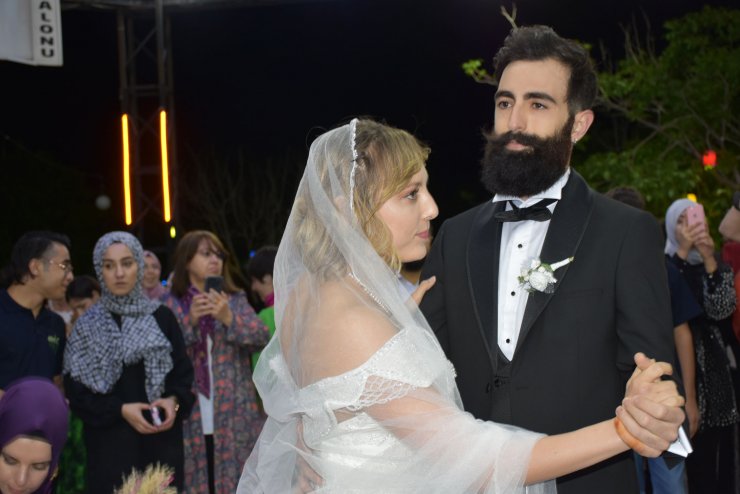 Ozan ile ABD’li Daisy'nin aşkı, 6 ülkeden arkadaşlarının halay çektiği düğünle taçlandı