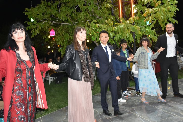 Ozan ile ABD’li Daisy'nin aşkı, 6 ülkeden arkadaşlarının halay çektiği düğünle taçlandı