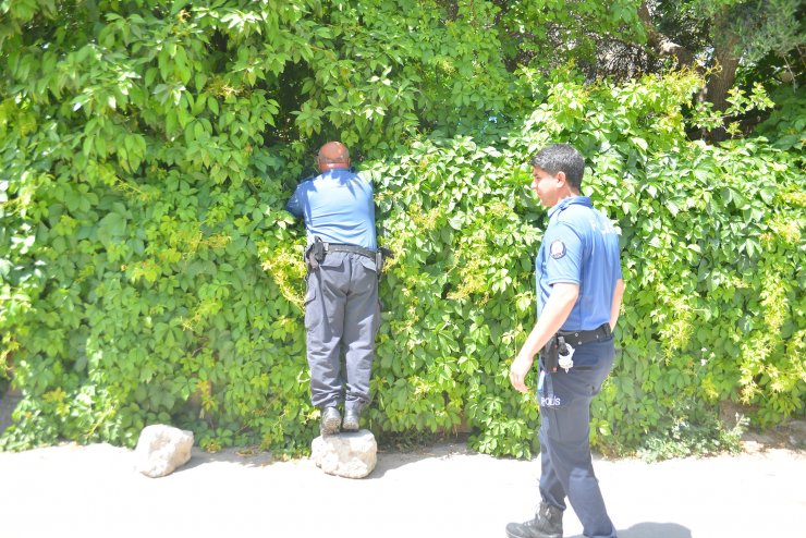 Polisler, ihbar üzerine gittikleri evde hiç ziyaretçisi olmayan kadını ağlarken buldu