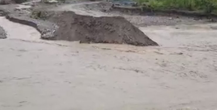 Sağanak ve eriyen karlar çayı taşırdı; selde 9 köprü hasar gördü