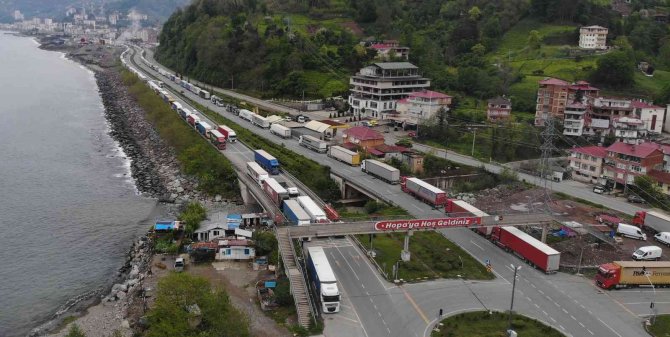 Sarp Sınır Kapısı’nda tır kuyruğu çilesi devam ediyor