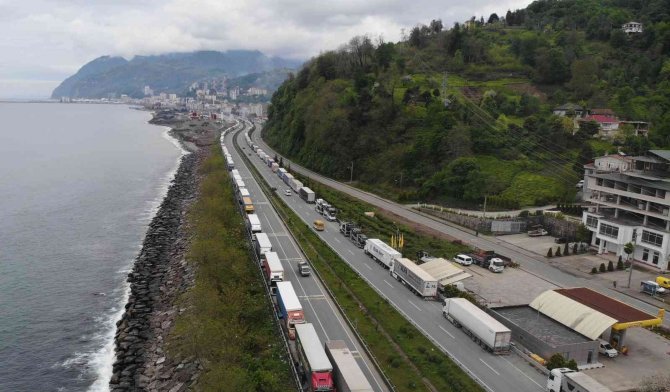 Sarp Sınır Kapısı’nda tır kuyruğu çilesi devam ediyor