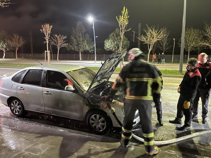 Seyir halindeki otomobil alev aldı