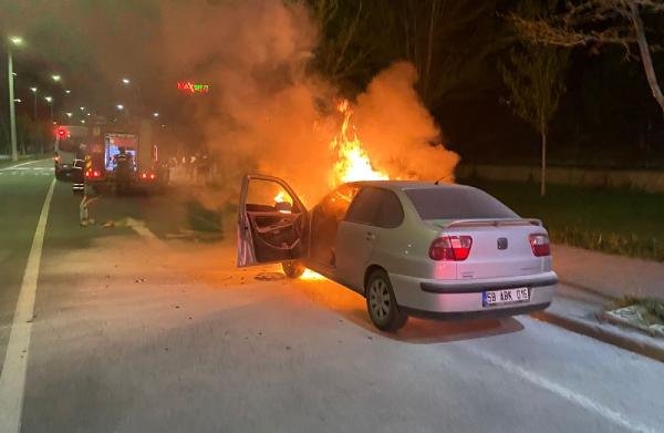 Seyir halindeki otomobil alev aldı