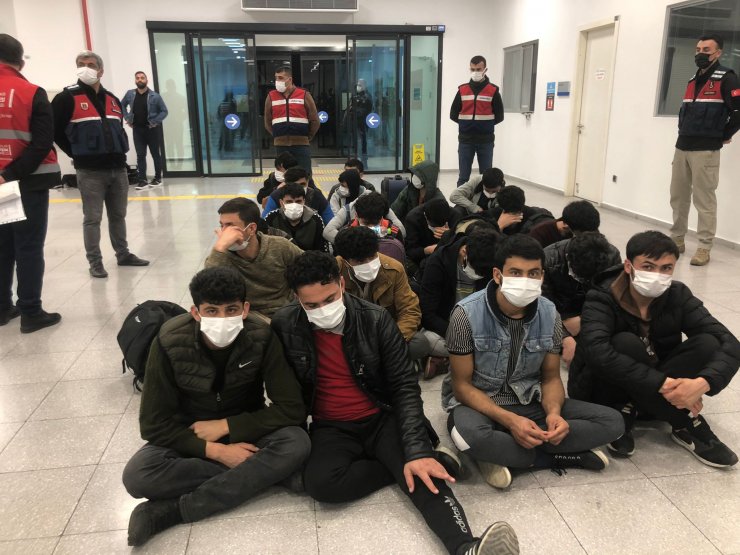 Sınır dışı edilen 192 Afgan uçakla ülkelerine gönderildi