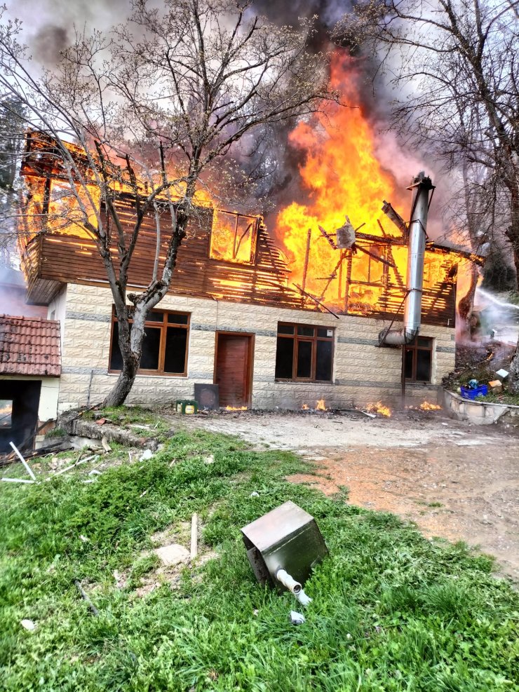 Tadilattaki ev, yangında kullanılamaz hale geldi