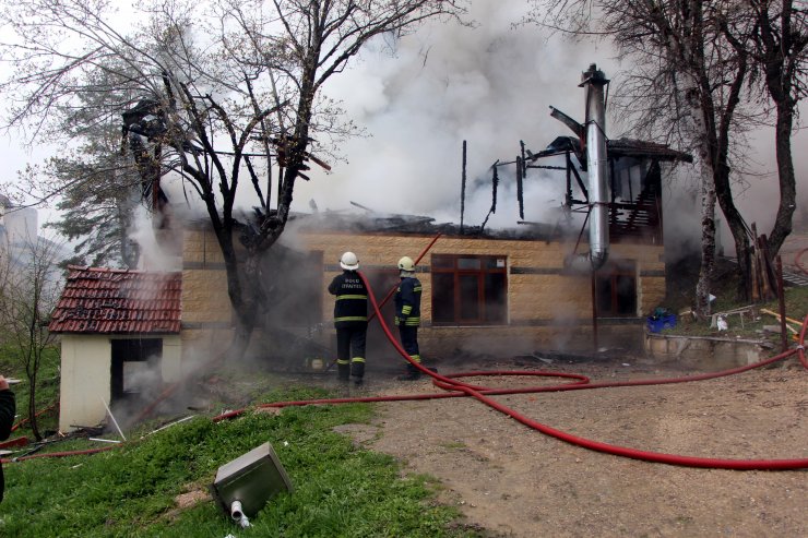 Tadilattaki ev, yangında kullanılamaz hale geldi