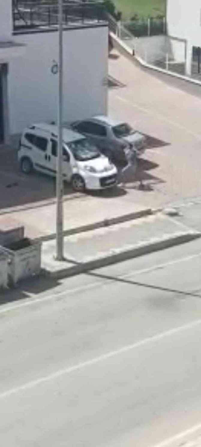 Tartıştığı iş yeri sahibinin arabasını sopa ile paramparça etti