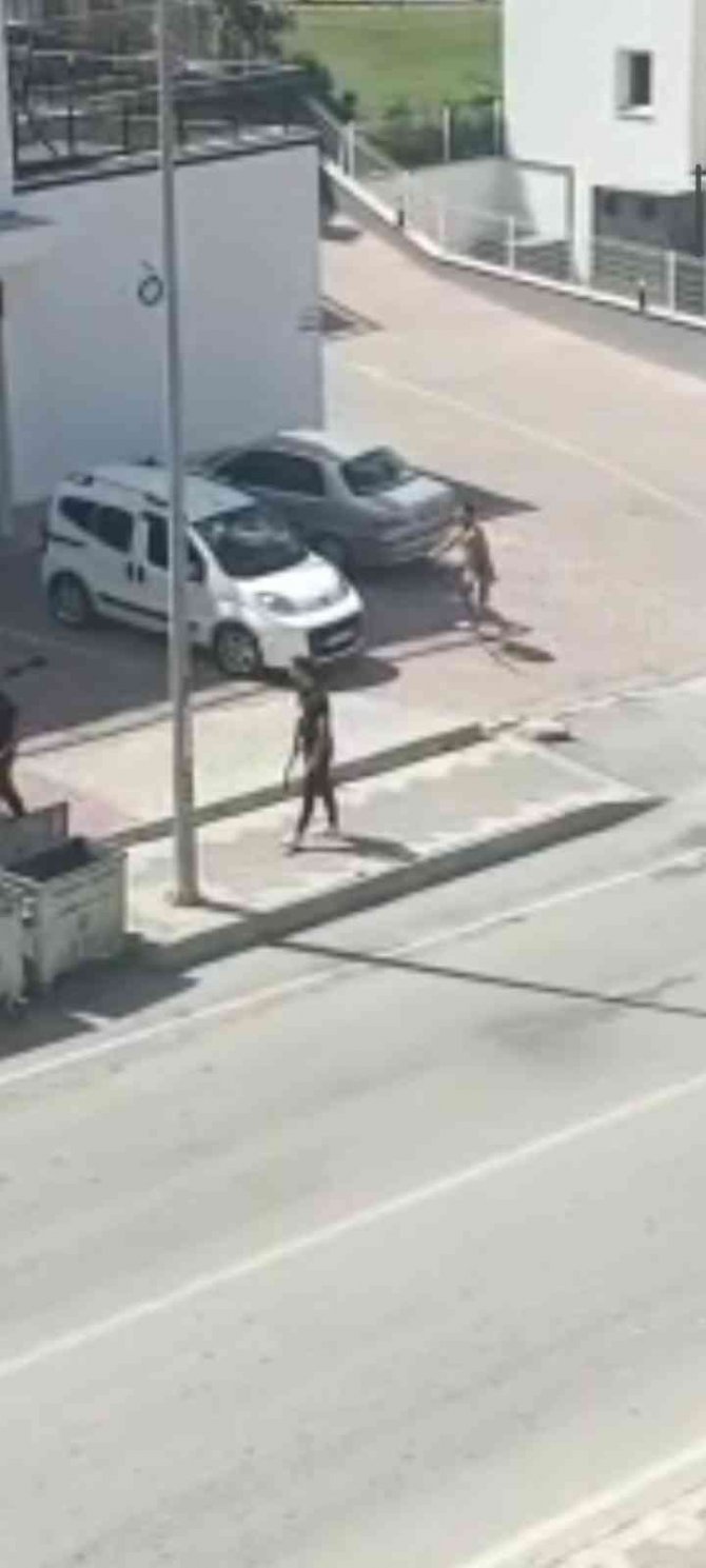 Tartıştığı iş yeri sahibinin arabasını sopa ile paramparça etti