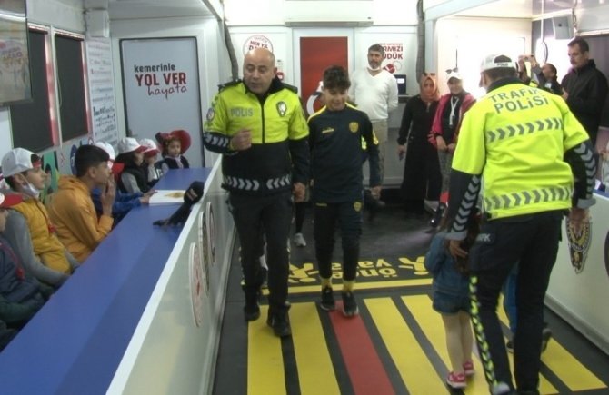 Trafik Haftası’nda gülümseten anlar: “Pedala boyum yetmiyor”